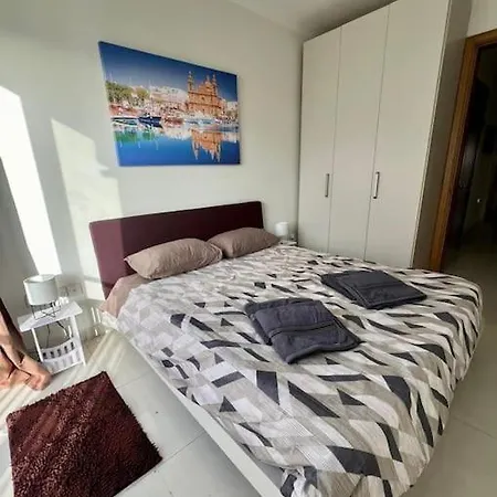 2 Bedroom - 5 Mins From The Sea Apartment