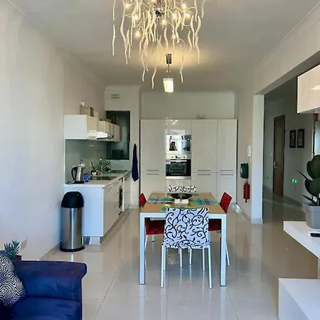 Apartment 2 Bedroom - 5 Mins From The Sea *