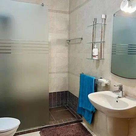 2 Bedroom - 5 Mins From The Sea Apartment *